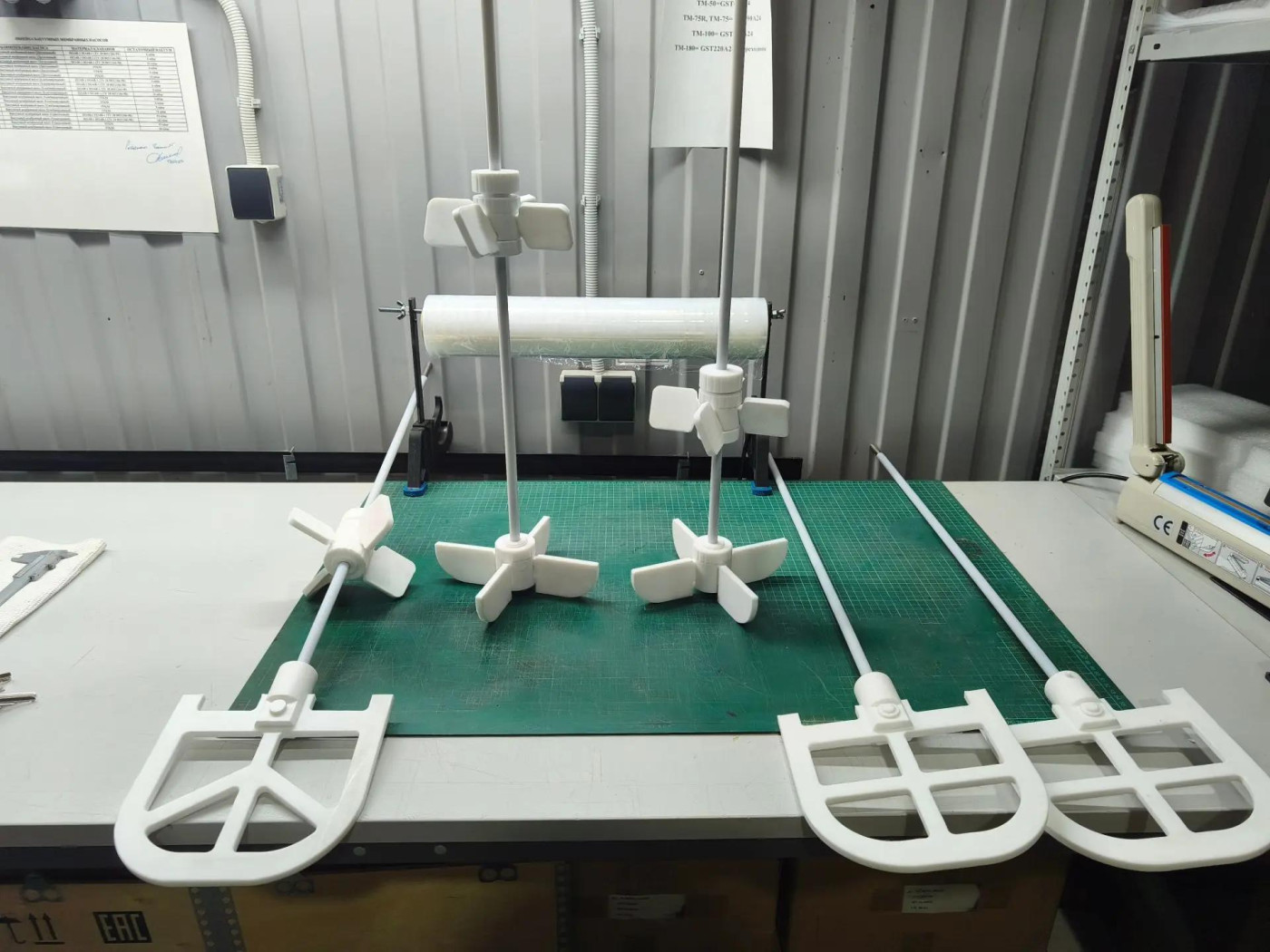 Мешальный вал с пропеллерной насадкой PTFE для лабораторного реактора и верхнеприводнйо мешалки.